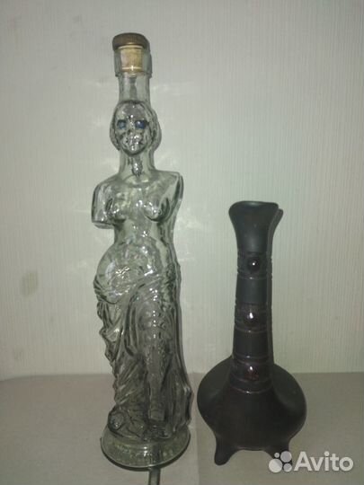 Бутылки стеклянные и металлическая ваза