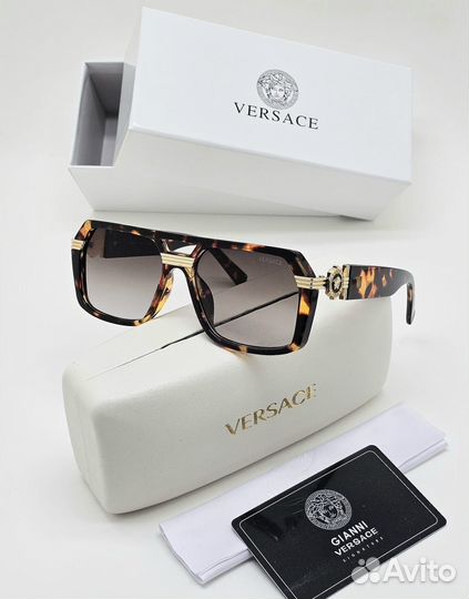 Солнцезащитные очки versace