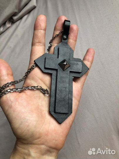 Крест из кожи и серебряная цепь