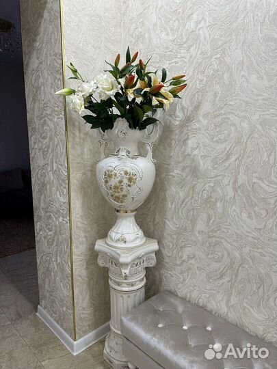 Ваза на колонне интерьерная
