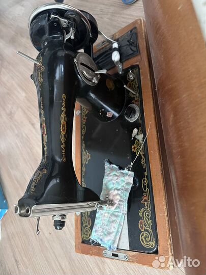Антикварная швейная машинка в рабочем состоянии
