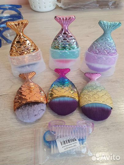 Много материала для маникюра и педикюра