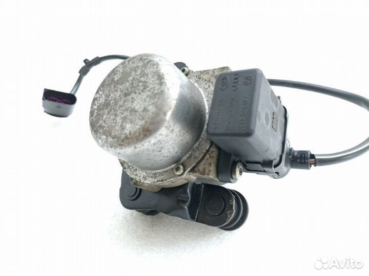 Насос вакуумный Volkswagen Passat B6 1.4 CAX 2010