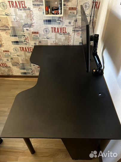 Компьютерный игровой стол для геймеров