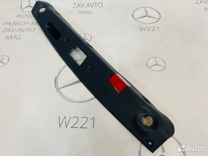 Накладка замка багажника Mercedes W204