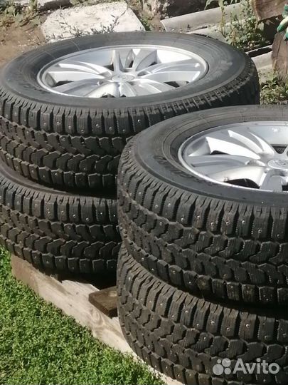 Продается зимняя резина с дисками 215/70 R16