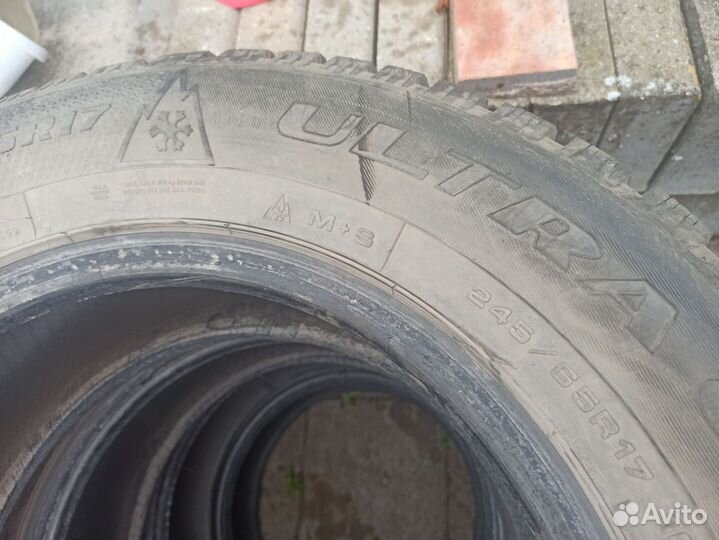 Goodyear UltraGrip 500 245/65 R17 107T