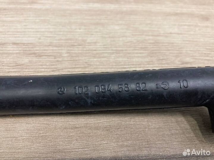 Новый патрубок вентиляции картера Mercedes M102