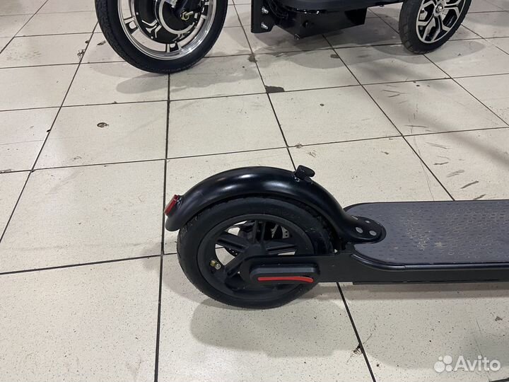 Электросамокат (черый) CS-527 M