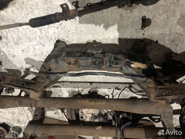 Подрамник двигателя nissan almera N16 правый руль