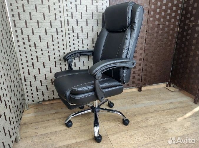 Офисное кресло с подножкой