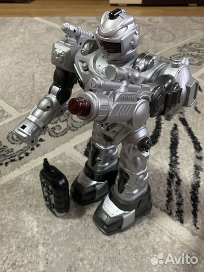 Робот на пульте управления