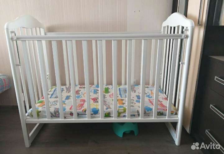 Детская кроватка с маятником и матрасом