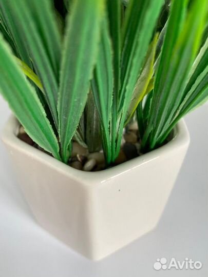 Искусственные цветы в горшках