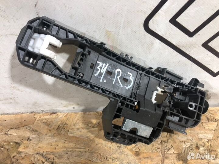 Кронштейн ручки двери задний левый Mercedes-Benz