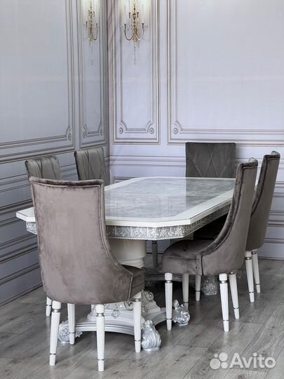 Стол и стулья