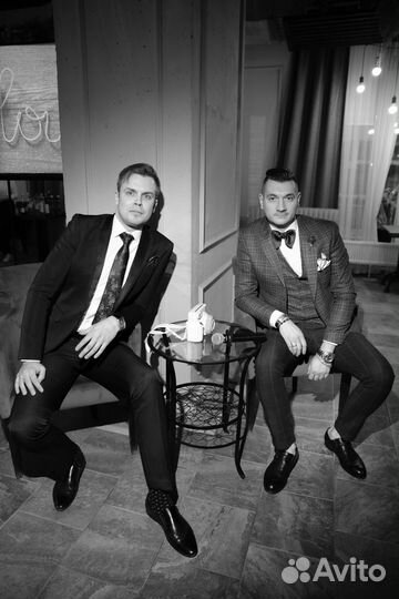 Дуэт ведущих и два dj с оборудованием