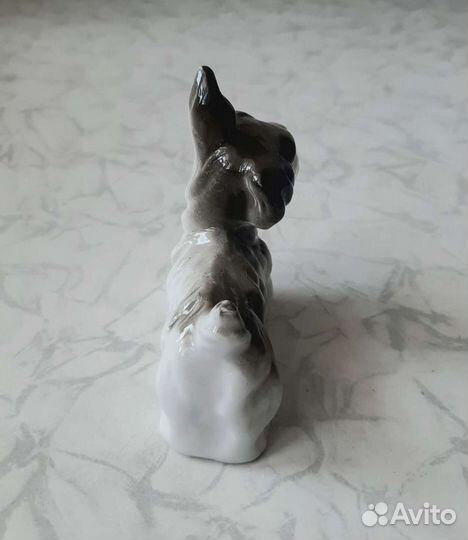 Фарфоровая статуэтка 