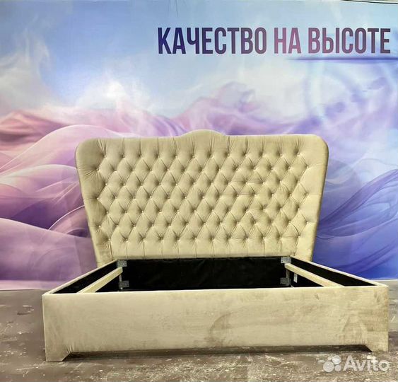 Кровать с мягкой обивкой