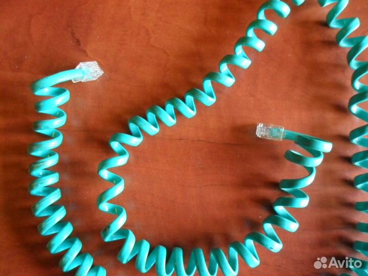 Витой шнур и телефоная трубка цвета морской волны