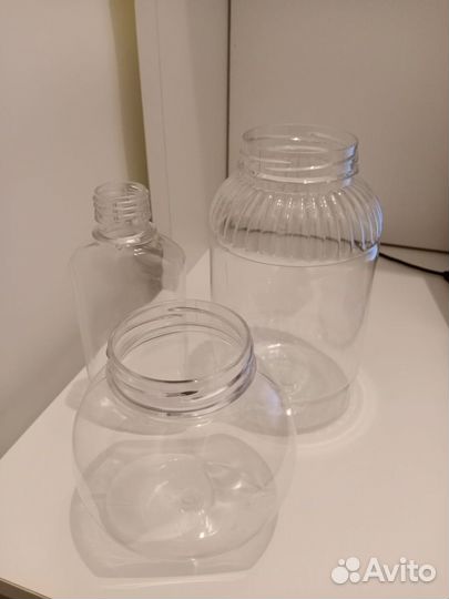 Пластиковые банки с крышкой