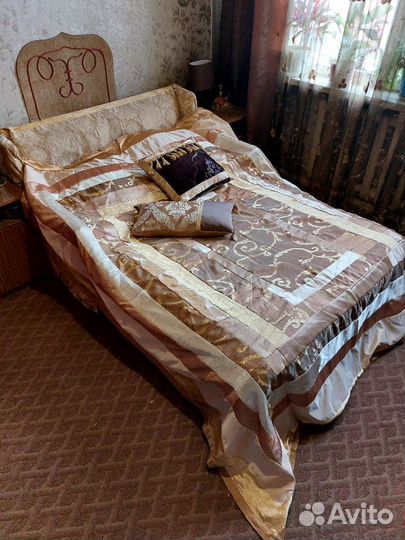 Пледы и подушки