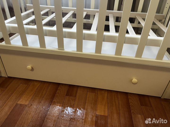 Детская кроватка с маятником