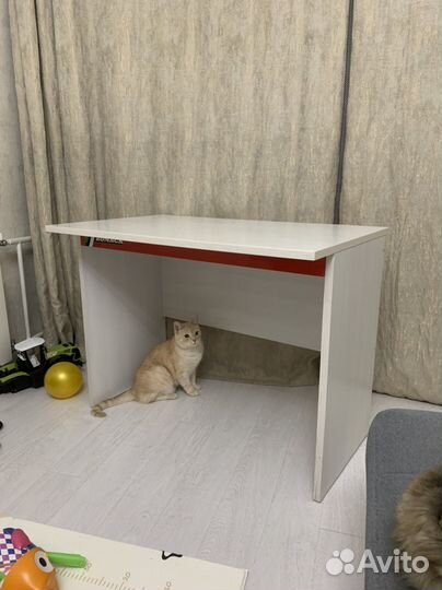 Стол письменный компьютерный белый