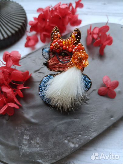 Брошь из бисера Лиса в очках ручной работы