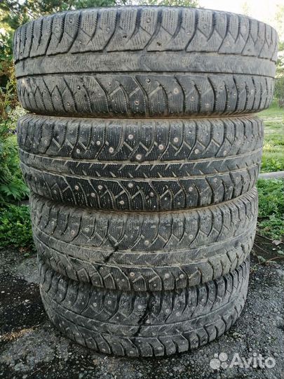 Bridgestone Ice Cruiser 7000 215/70 R16 100D