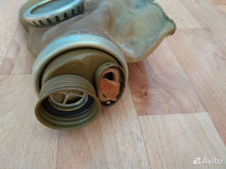 Противогаз рваный