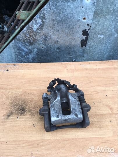 Суппорт тормозной левый Тойота Аурис Toyota Auris