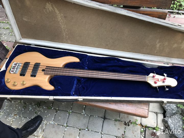 Бас гитара Ямаха безладовая