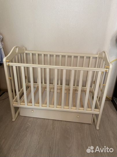 Детская кроватка с маятником и ящиком