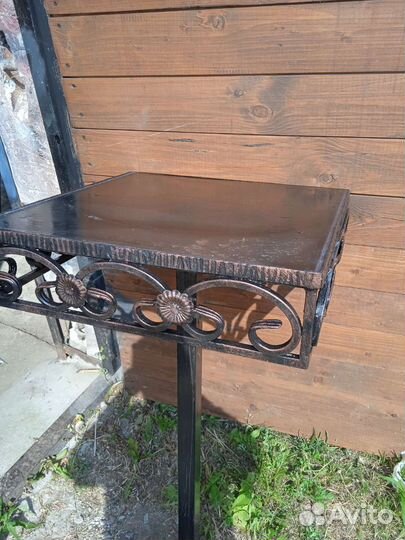 Стол и скамейка на кладбище