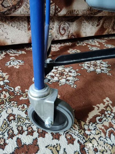 Санитарный стул, туалет на колесах