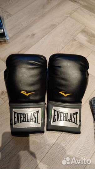 Боксерские перчатки 14 oz Everlast