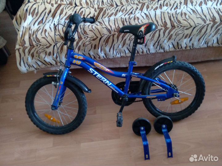 Детский велосипед с удерживающими колёсами