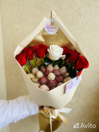 Букет с цветами из клубники в шоколаде