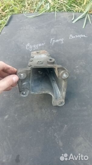 Кронштейн опоры двигателя Suzuki Grand Vitara 2