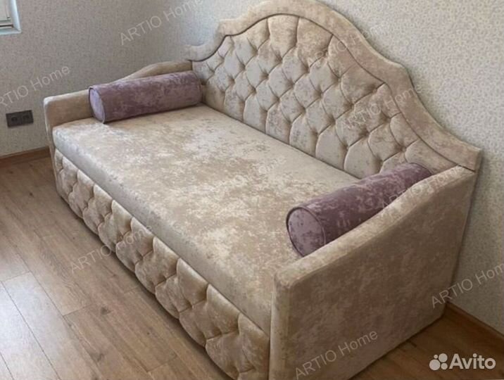 Кровать с мягкой спинкой