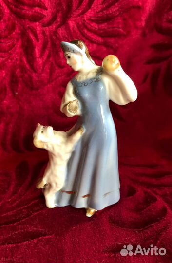 Статуэтка царевна с яблоком, песочное