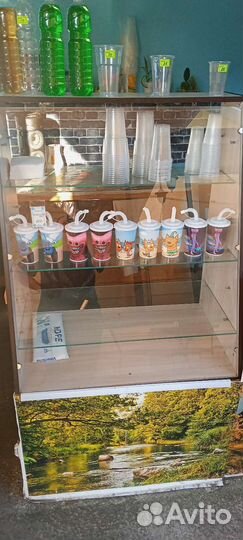 Витрина с полками и ящиками