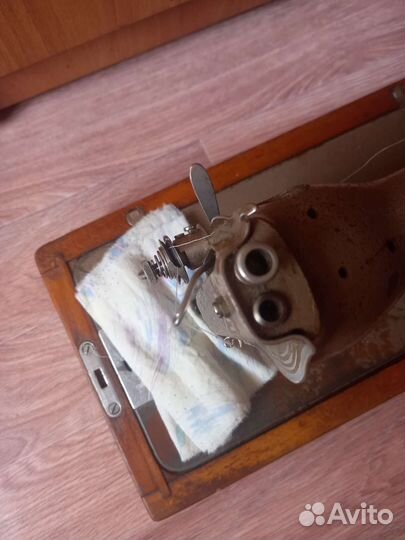 Продам швейную машину СССР. Крышка в наличии