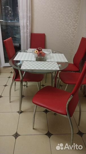 Кухонный стол и стулья