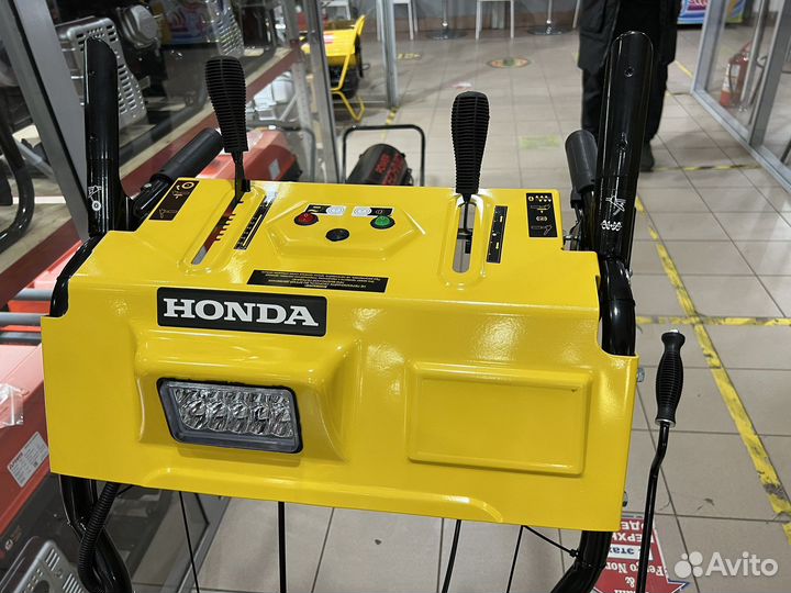 Снегоуборщик на гусеницах Honda HSS 18HP