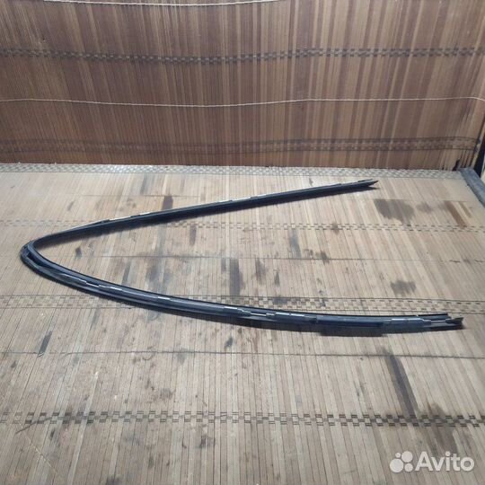 Молдинг стекла задний правый Mercedes-Benz