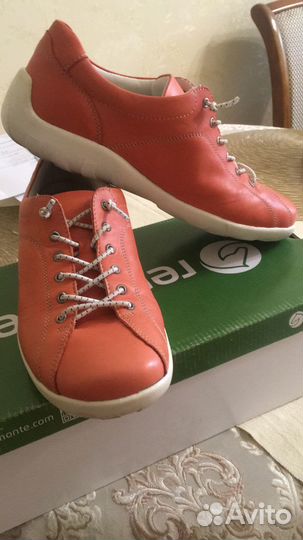 Кроссовки женские