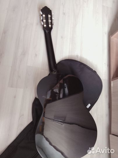 Гитара классическая с чехлом и каподастром