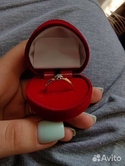 Золотое кольцо с бриллиантом